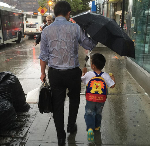 父亲为儿子撑伞！儿童保险险种全析——给孩子全面保护